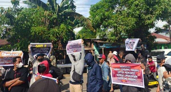 Puluhan Warga Barombong Geruduk Kantor Camat, Tuntut Kepala Lingkungannya Diganti