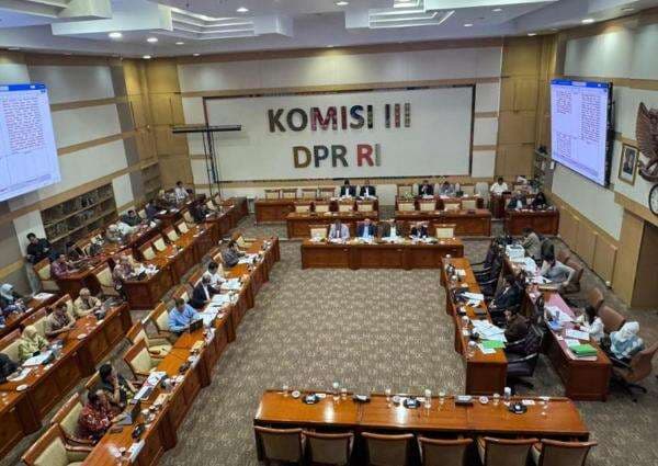 Pemerintah Serahkan 112 DIM RUU Polri ke Komisi III DPR