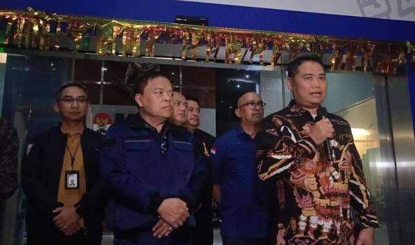 KPK Serahkan 2 Orang Terjaring OTT di Banten ke Kejagung, Salah Satunya Jaksa