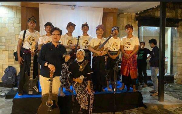 Promosikan Cilokaq, Mahasiswa Universitas Hamzanwadi Koborasi Seniman Korea Selatan