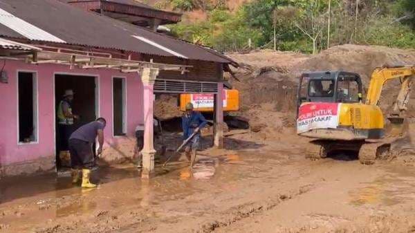 Polres Padang Pariaman Kerahkan 3 Alat Berat Tangani Longsor di Lubuk Alung