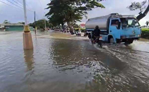 Banjir Luapan Sungai Sigranala Rendam Jalur Cirebon-Indramayu, Arus Lalin Lumpuh