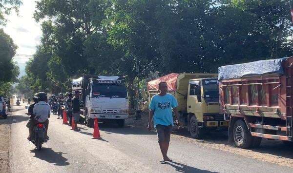 Meresahkan, Warga Jenangan Ponorogo Hentikan Puluhan Truk Tambang