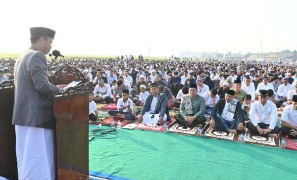 Ribuan Warga Bandung Salat Idul Adha di Apron Lanud Husein Sastaranegara