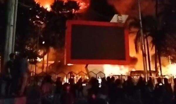 Malam Mencekam di Makassar, Gedung DPRD Dibakar Massa Saat Rapat Paripurna