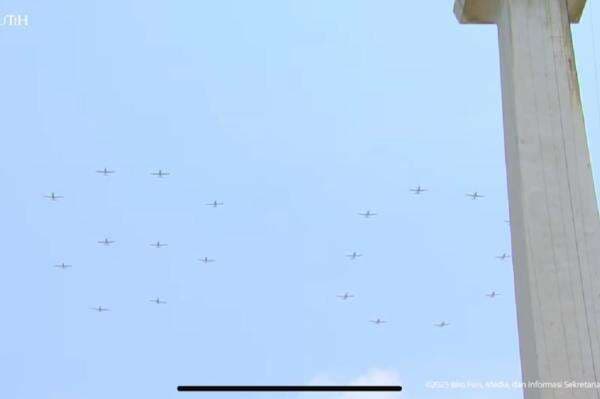 Momen Pesawat TNI AU Bentuk Formasi Angka 80 Hiasi Langit Monas