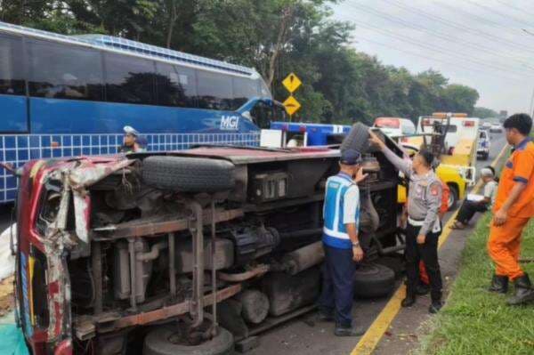 Kronologi Minibus Elf Terguling Tewaskan Sopir di Tol Padaleunyi gegara Ban Belakang Lepas