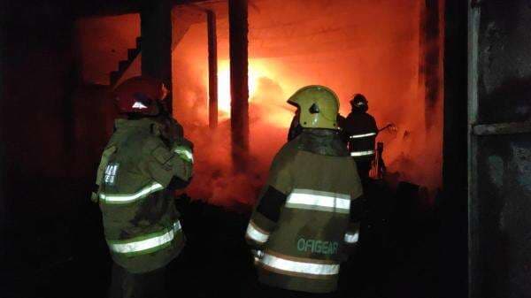 Terdengar Ledakan, Toko dan Gudang Kayu Dua lantai di Kediri Ludes Dilalap Api