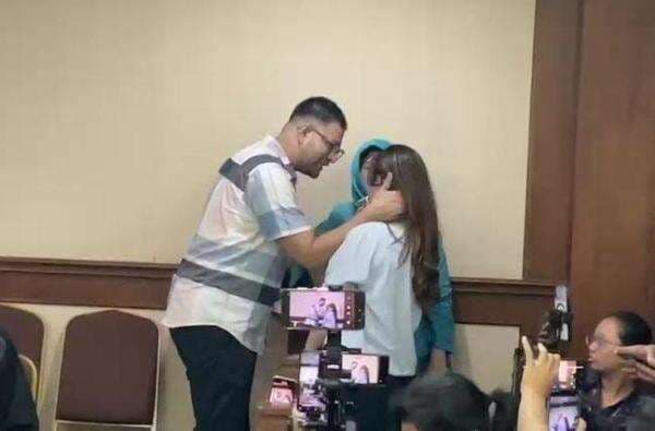 Momen Romantis Ammar Zoni Elus Pipi Hayati Kamelia, Pengunjung PN Jakpus Langsung Baper