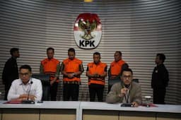 Isi Garasi Bupati Ponorogo Tersangka Korupsi hanya Alphard dan Motor Vespa!