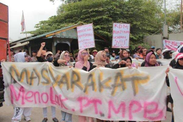 Massa Aksi Tuntut Operasi Tambang PT Mas Putih Belitung Dihentikan