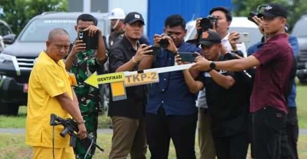 Rekonstruksi Mencekam: Detik-Detik Anggota TNI ini Tembak Mati 3 Polisi Saat Gerebek Sabung Ayam