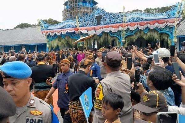 Kirab Raja Baru Keraton Solo, Pakubuwono XIV Naik Kereta Garuda Kencana Kirab Raja Baru Keraton Solo, Pakubuwono XIV Naik Kereta Garuda Kencana