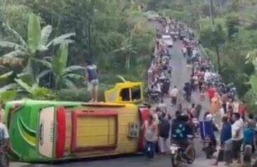 Kecelakaan Hari Ini! Bus Rombongan Peziarah Terguling, Begini Kronologinya