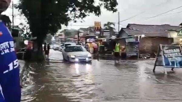 Banjir Kepung Kawasan Kampus Tegalboto Jember, Tembok Jalan Mastrib Roboh