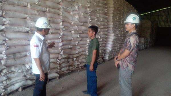 Sidak Gudang Pupuk di Ciamis, Anggota Komisi IV DPR Temukan 72 Karung Rusak