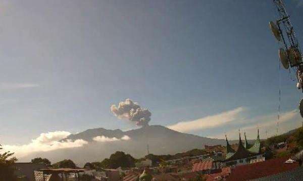 Gunung Marapi Erupsi, Semburkan Abu Vulkanik Setinggi 1.000 Meter!