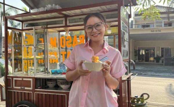 Rossa Bagikan Momen Jajan di Pinggir Jalan, Netizen Terharu: Terima Kasih Ikut Larisin UMKM