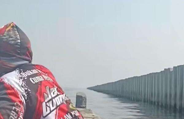 Pemprov DKI Sebut Izin Pembangunan Tanggul Beton di Cilincing Kewenangan KKP Pemprov DKI Sebut Izin Pembangunan Tanggul Beton di Cilincing Kewenangan KKP