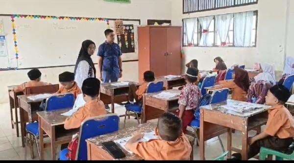 Pasca Viral dan Tuai Kritikan, Plt Disdik Pidie Jaya Pinjam Meja dan Kursi untuk SDN 9 Desa Kumba