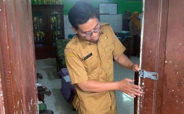 Terekam Kamera CCTV, 2 Bocil Diduga Curi Laptop di Sekolah