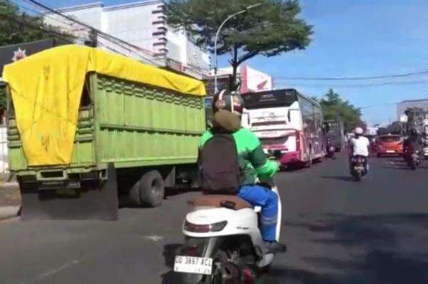 Solar Langka di Makassar, Antrean Bus dan Truk Mengular di SPBU Solar Langka di Makassar, Antrean Bus dan Truk Mengular di SPBU