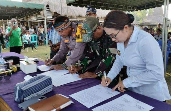 Tangis Bupati SBD Pecah Usai Kampung Ratenggaro Dihina di Medsos: Harga Diri Rakyat Saya Terluka
