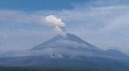 2 Kali Erupsi, Gunung Semeru Luncurkan Abu Vulkanik Setinggi 1.000 Meter