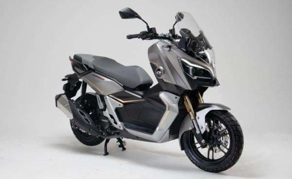 QJmotor Luncurkan Skutik Bongsor Fort 250 Adventure CBS, Apa Bedanya dengan Varian ABS? 