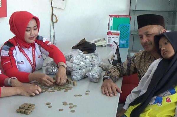 Wow! Anak SD di Ponorogo Beli Motor Pakai Uang Koin 4 Karung Senilai Rp20,4 Juta
