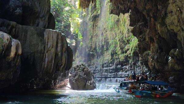 Green Canyon Pangandaran, Surga Tersembunyi yang Makin Digandrungi Wisatawan Green Canyon Pangandaran, Surga Tersembunyi yang Makin Digandrungi Wisatawan