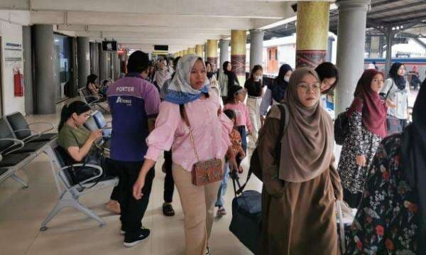 Warga Padati Kereta Api Sumut saat Long Weekend Iduladha