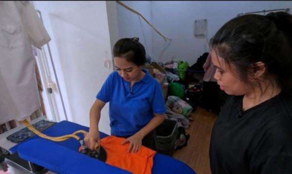 Pakai Seragam Laundry, Azia Malah Pose Dulu Sebelum Kerja