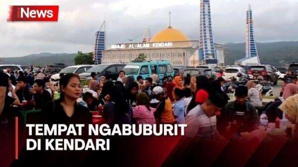 Asiknya Berburu Menu Buka Puasa di Pelataran Masjid Terapung Al- Alam Kendari