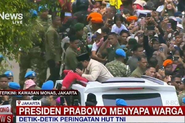 Kembali ke Istana, Prabowo Sapa Warga hingga Cium Kening Anak-anak