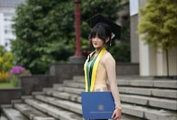 Wisudawati Cantik, Farras Ulinnuha Lulus S1 Kedokteran UGM di Usia 19 Tahun 8 Bulan