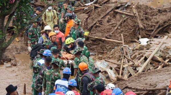 57 Korban Longsor Bandung Barat Teridentifikasi, BNPB Serahkan Jenazah ke Keluarga