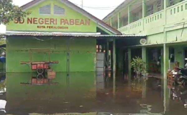 Tanggul Sungai Bremi Jebol, Banjir Rendam Ratusan Rumah di Pekalongan