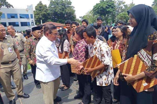 Program Pemutihan, Pramono Serahkan Ijazah Tertahan ke 2.753 Orang Program Pemutihan, Pramono Serahkan Ijazah Tertahan ke 2.753 Orang