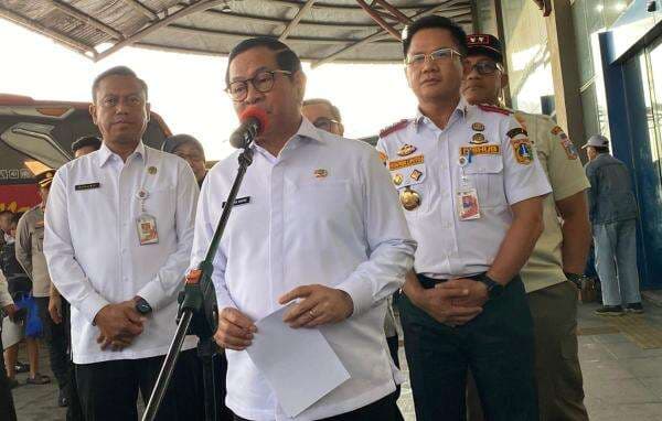Tinjau Terminal Pulo Gebang, Pramono Prediksi Puncak Arus Mudik Nataru Terjadi Besok