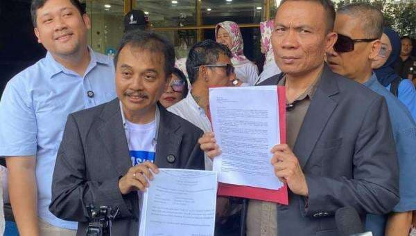 Roy Suryo Sambangi Kemendikdasmen, Bawa Dokumen Kejanggalan Riwayat Pendidikan Gibran Roy Suryo Sambangi Kemendikdasmen, Bawa Dokumen Kejanggalan Riwayat Pendidikan Gibran