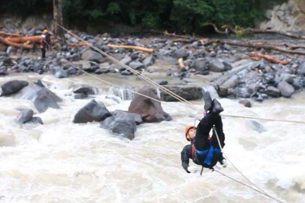 Dramatis! SAR Lintasi Sungai dengan Gelayutan di Tali Sejauh 50 Meter Evakuasi Korban Banjir