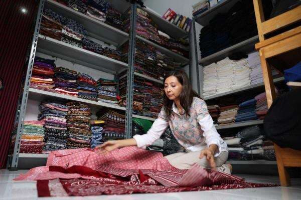 UMKM Binaan BRI Hidupkan Napas Wastra Nusantara Lewat Koleksi Office Wear