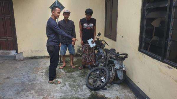 Ngeri! Motor Hancur Tertabrak Kereta Api di Jombang, Pengendara Selamat Dari Maut