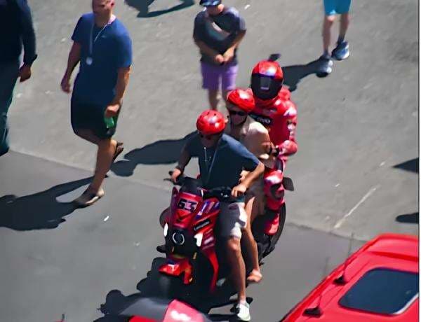 Momen Langka di MotoGP! Marquez 'Nebeng' Bonceng Tiga dengan Orang Tua Bagnaia