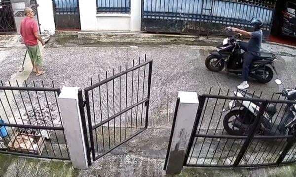 Maling Motor Nekat Todong Senpi ke Warga Kebayoran Lama, Aksi Terekam CCTV