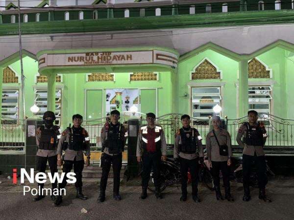 Personil Polres Polman dan Polsek Melaksanakan Pengamanan Shalat Tarwih di Hari Pertama Ramadhan