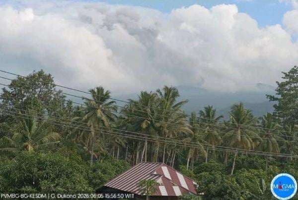 Gunung Dukono Erupsi Lontarkan Abu Vulkanik Sejauh 1.200 Meter