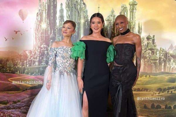 Viral Raisa Foto Bareng Ariana Grande di Singapura, Netizen Auto Iri!