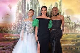 Viral Raisa Foto Bareng Ariana Grande di Singapura, Netizen Auto Iri!